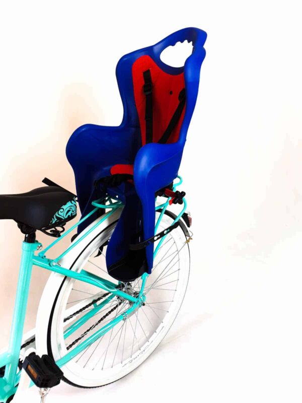 Cykelsits i blått och rött på cykel