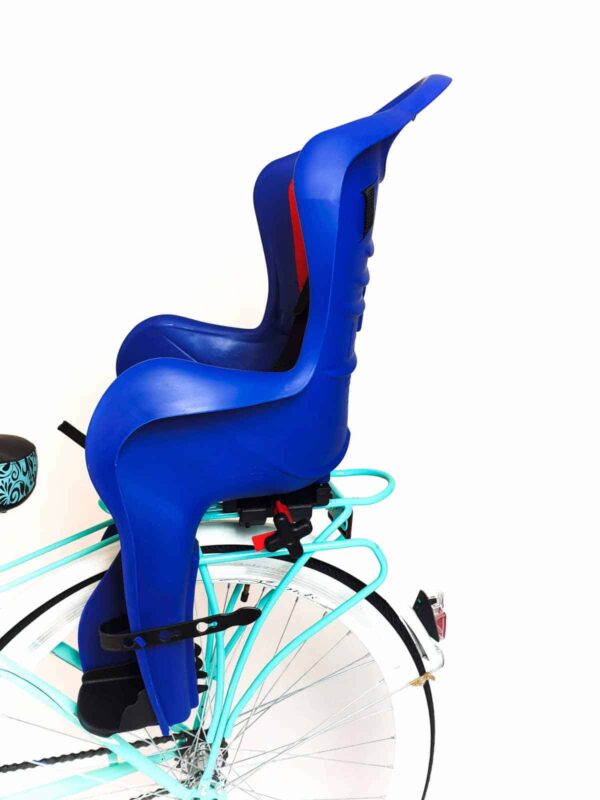 Blå barnsits på cykel för säker åkning.