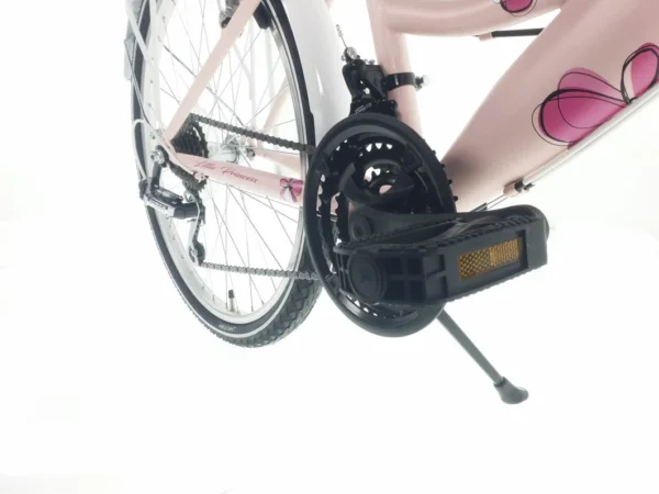 Rower dziecięcy w różowym kolorze z dekoracjami.