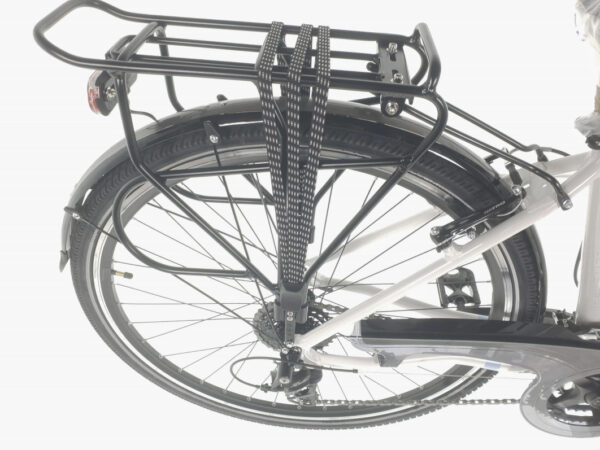 Cykel med pakethållare och remmar.