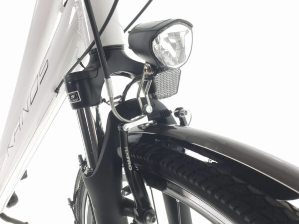 Närbild på cykel med framljus, skärm och däck.