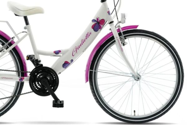 Biały rower z różowymi akcentami i kwiatami.