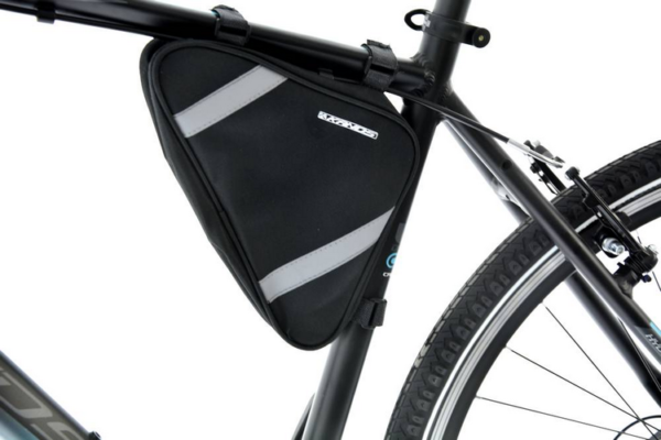 Cykel med svart triangelformad ramväska monterad.