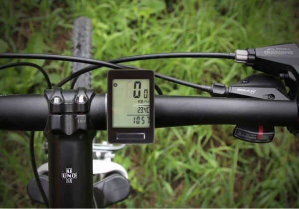 Cykeldator på styr, visar hastighet och temperatur.