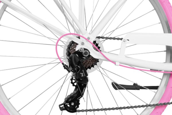 Mechanizm roweru z różowymi akcentami.
