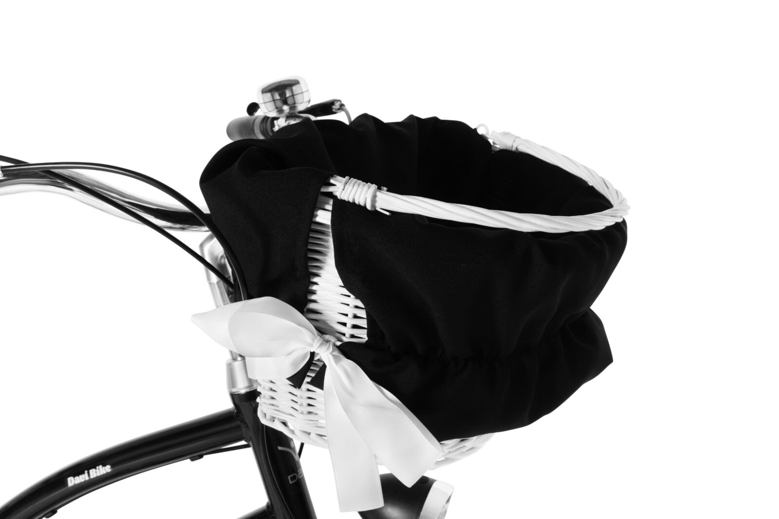 Koszyk rowerowy z czarnym materiałem i kokardą.