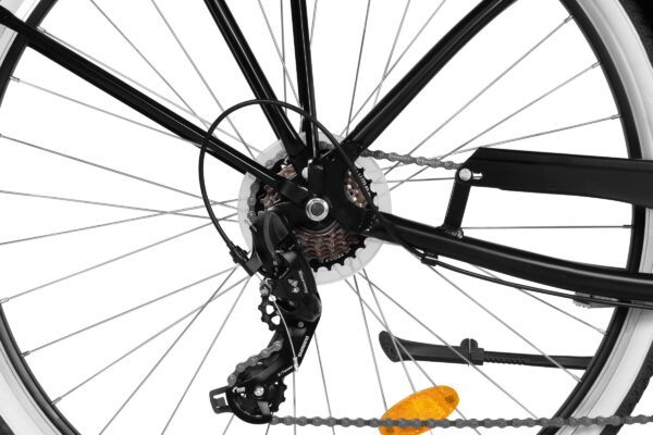 Zbliżenie na tylny mechanizm roweru.