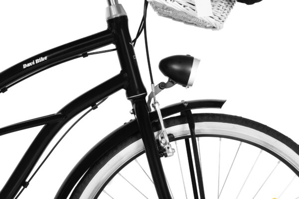 Czarny rower z koszykiem na kierownicy