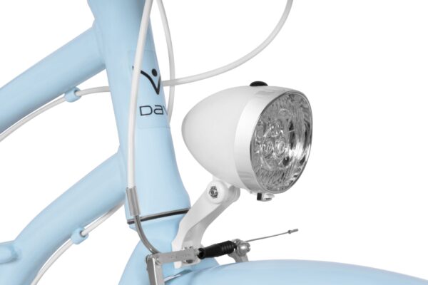 Białe światło rowerowe na niebieskiej ramie