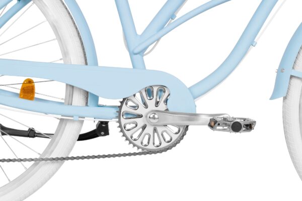 Niebieski rower z metalowym mechanizmem napędowym.