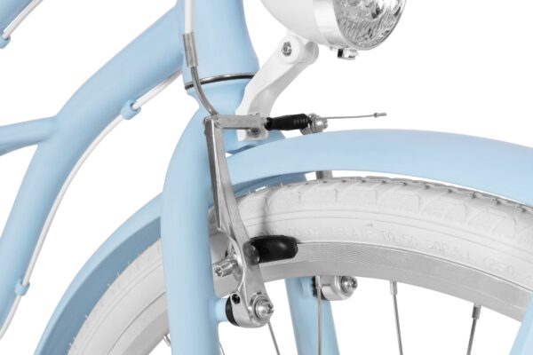 Niebieski rower z białym ogumieniem.
