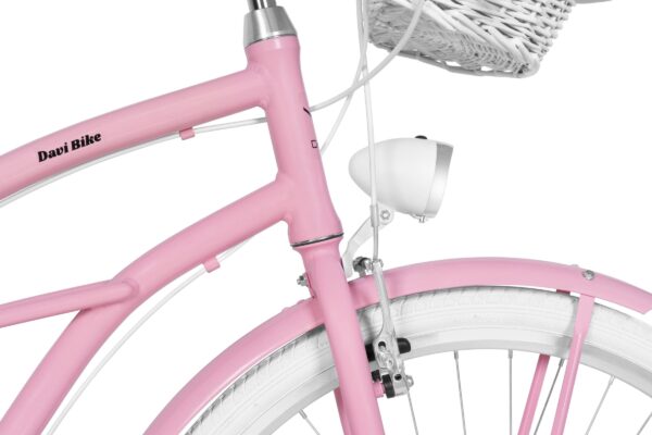 Różowy rower z białym koszem na zakupy