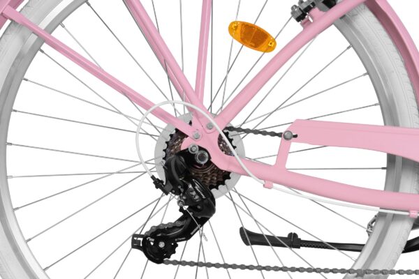 Różowy rower z widocznym mechanizmem tylnym