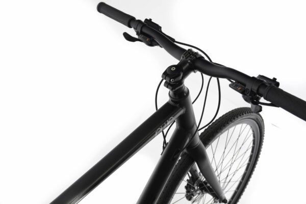 Svart cykels framgaffel och styre, närbild.