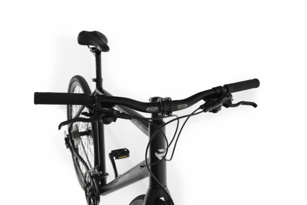 Modern svart cykel med styre och sadel