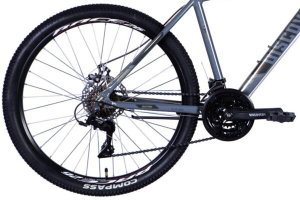 Tył roweru górskiego z systemem przerzutek.