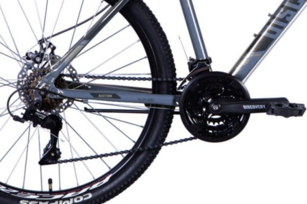 Zbliżenie na napęd rowerowy z przerzutką.