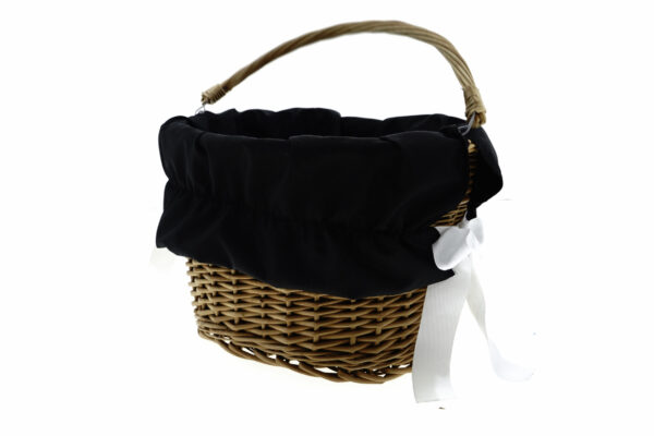 Flätad korg med svart tyg och vit rosett.