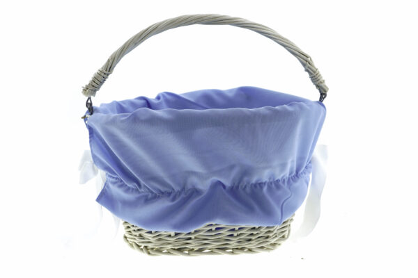 Flätad korg med blå insats och handtag.