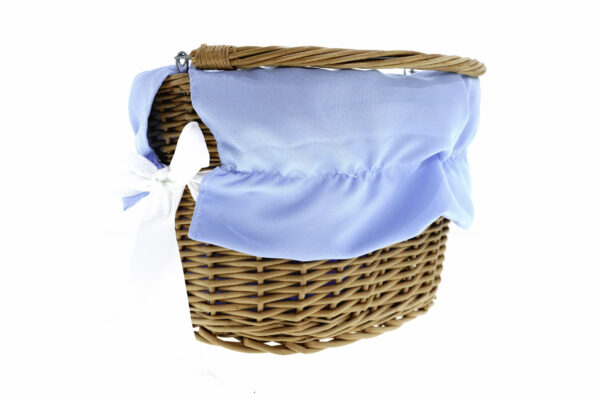 Flätad korg med blått tygöverdrag