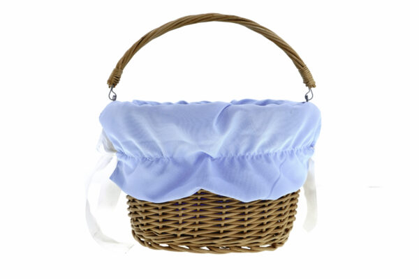 Korg med blå tygbeklädnad och handtag.