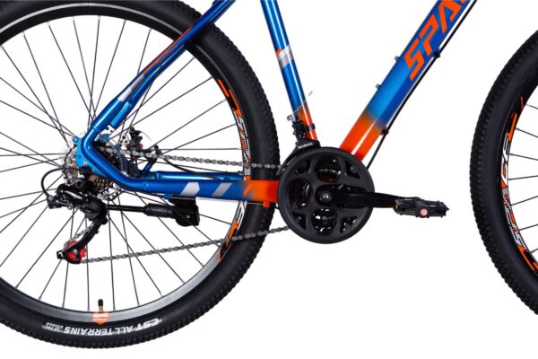 Mountainbike i blått och orange nära bakväxel