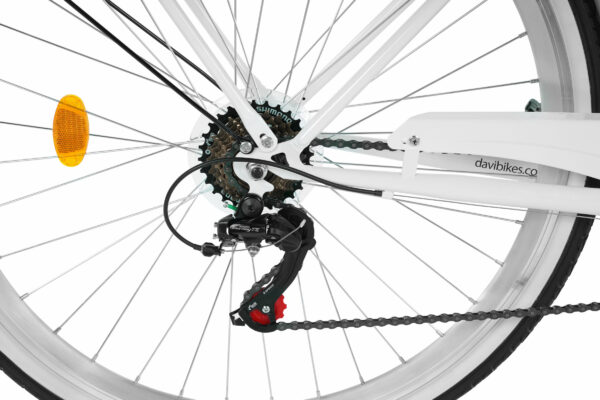 Närbild av cykelhjul med kedja och växlar.