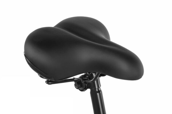 Svart cykelsadel på vit bakgrund.
