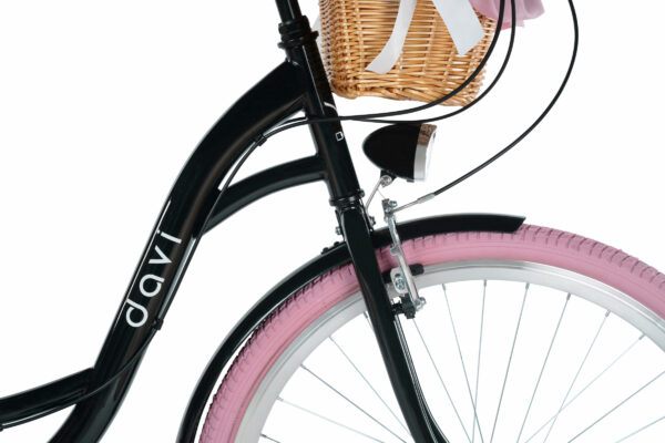 Cykel med rosa däck och korg framtill