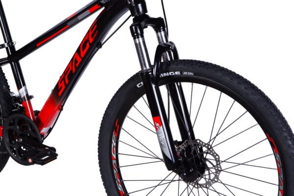 Czarny rower górski z elementami czerwonymi