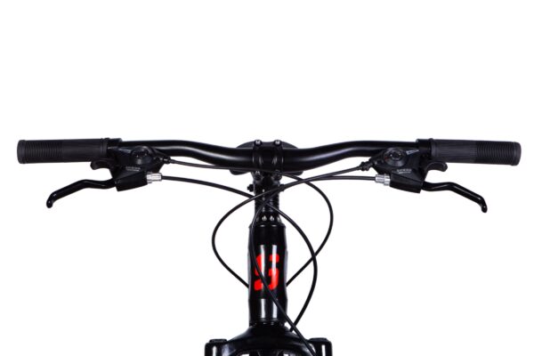 Widok na kierownicę czarnego roweru