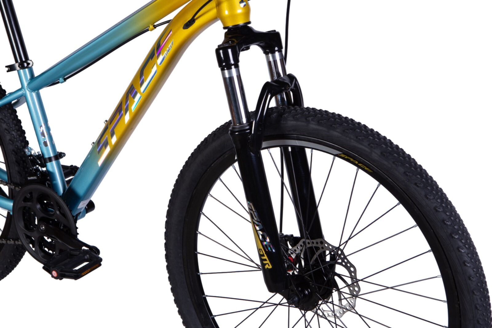 Mountainbike med gul och blå ram, närbild av hjul.