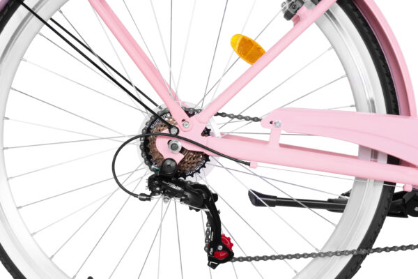 Różowy rower z widocznym mechanizmem napędowym