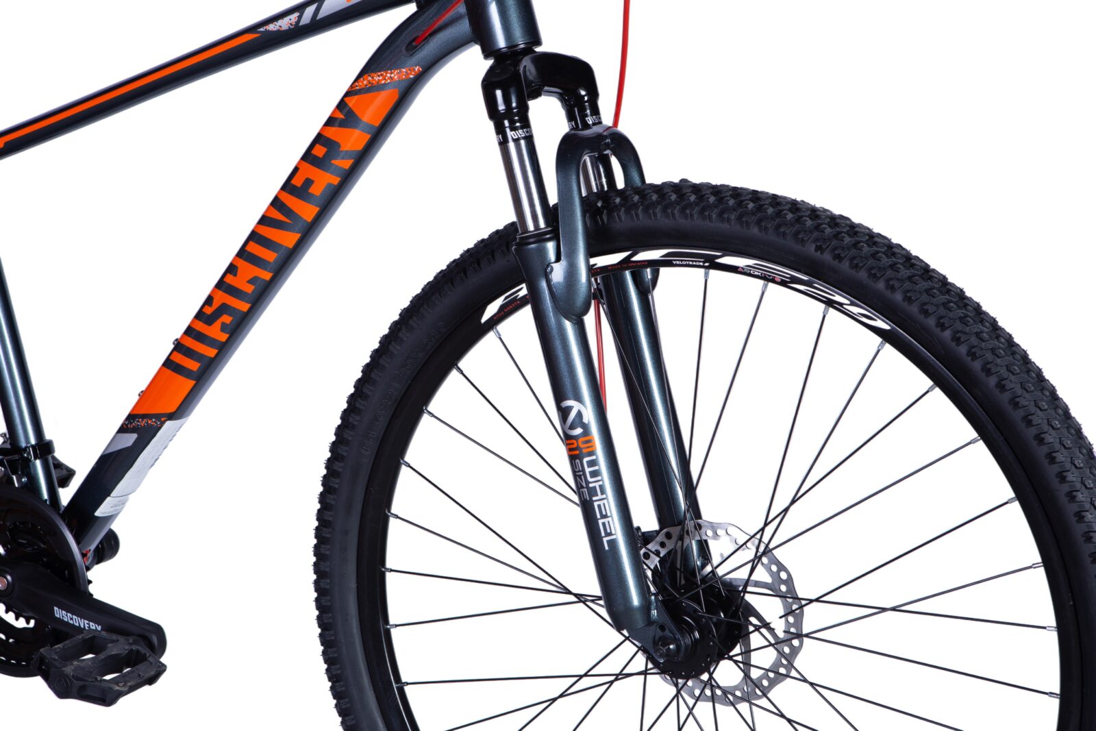 Mountainbike med däck och gaffel i närbild.