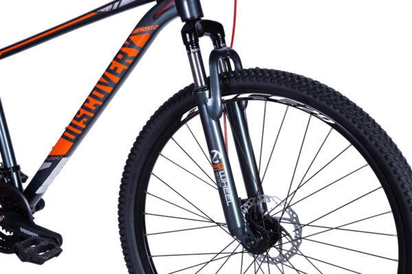 Mountainbike med däck och gaffel i närbild.