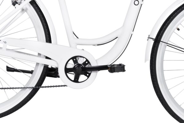 Biały rower z widocznym pedałem i łańcuchem