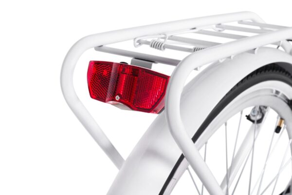 Czerwone światło tylne roweru na białym bagażniku