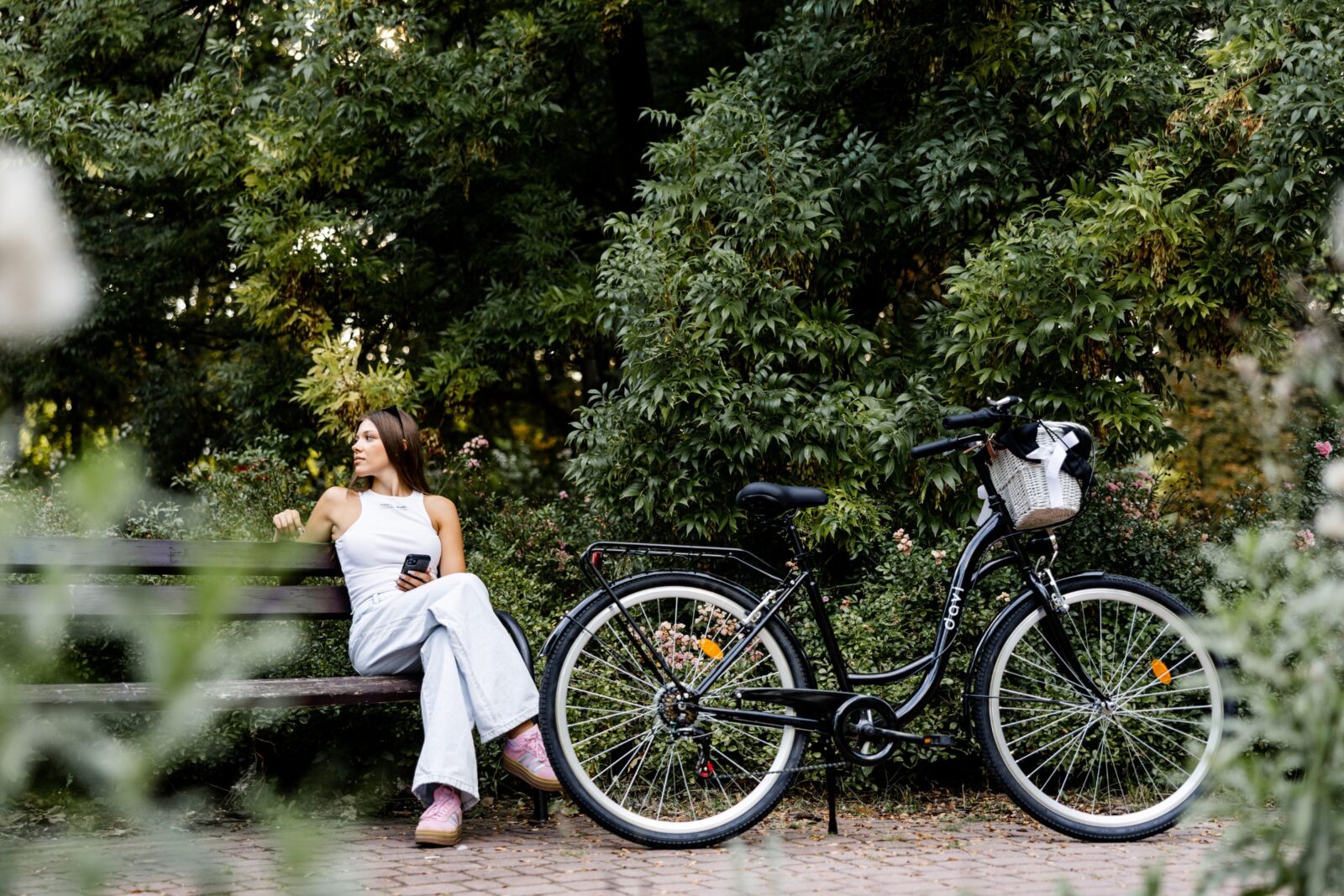 Kobieta relaksująca się na ławce w parku