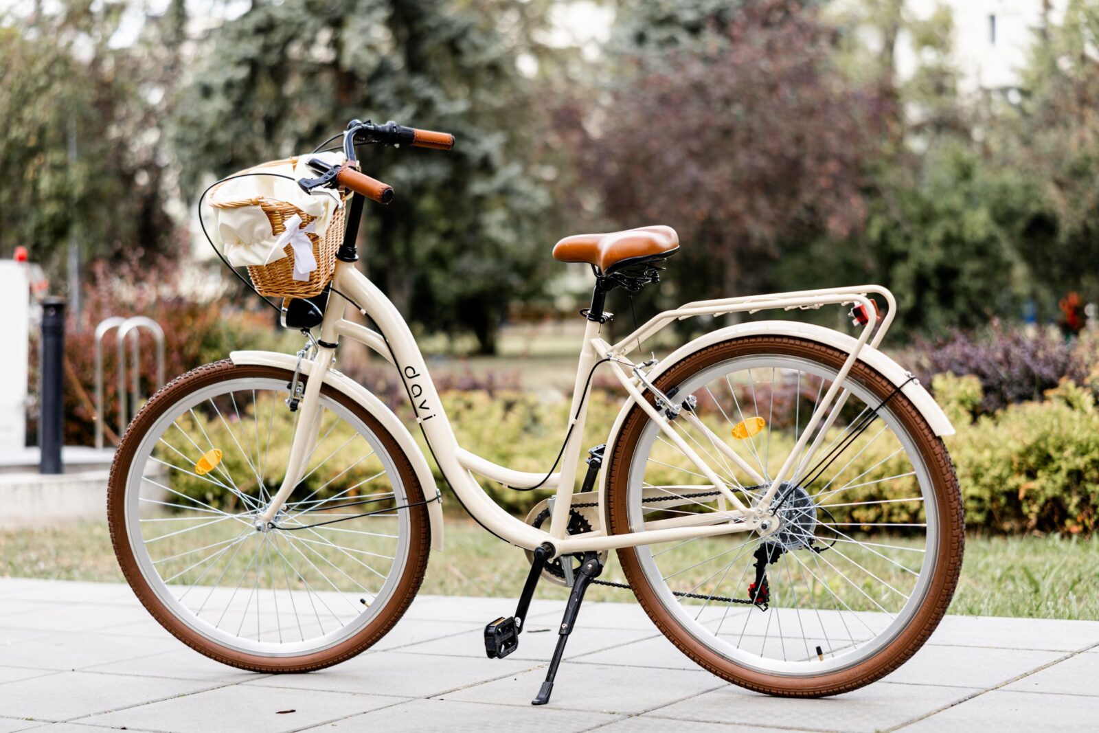 Jasny rower z koszem w parku