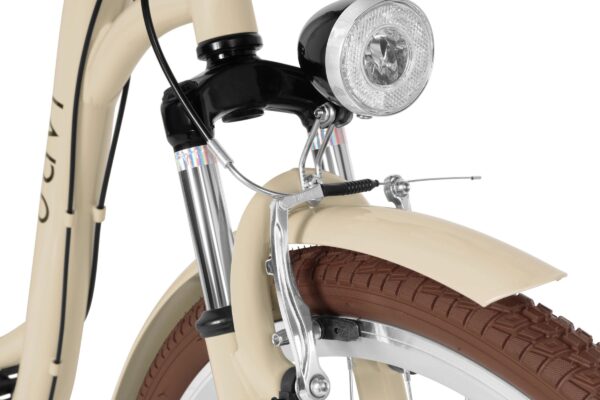 Zbliżenie na przednie koło roweru z lampą.