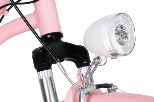 Różowy rower z lampą przednią.