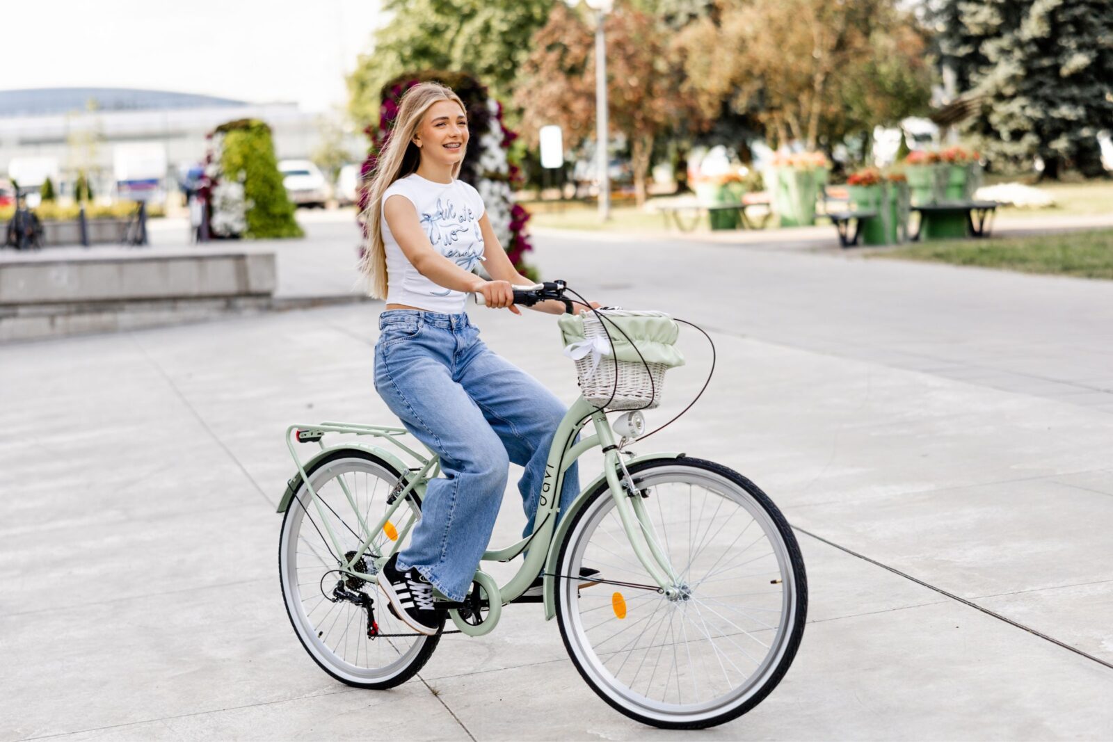 Kobieta jeździ na rowerze w mieście.