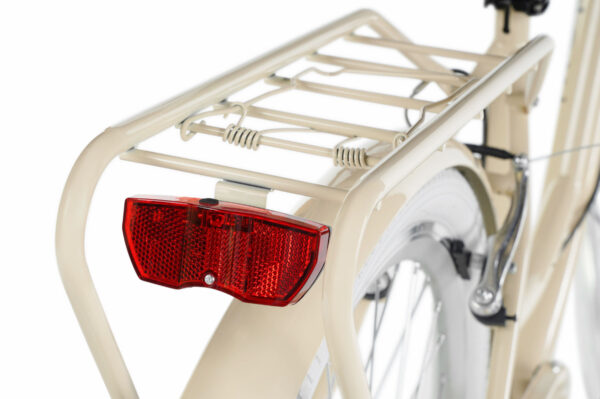 Beige cykel med röd baklykta och pakethållare.