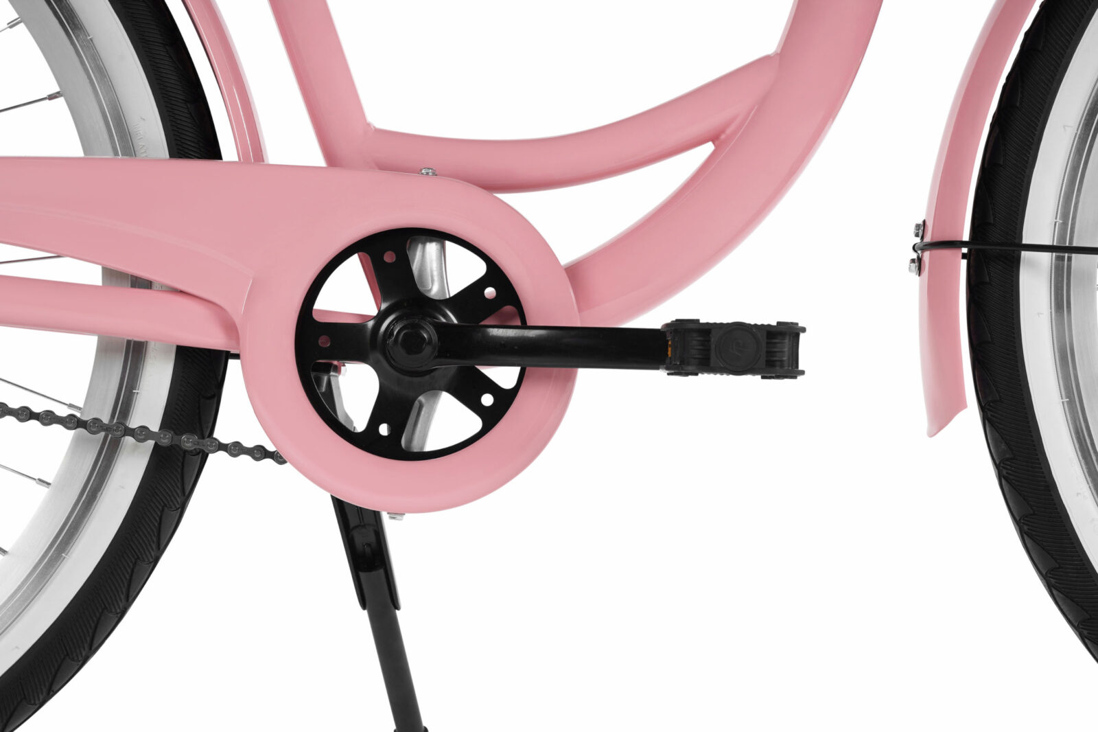 Närbild av rosa cykelkedja och pedaler.