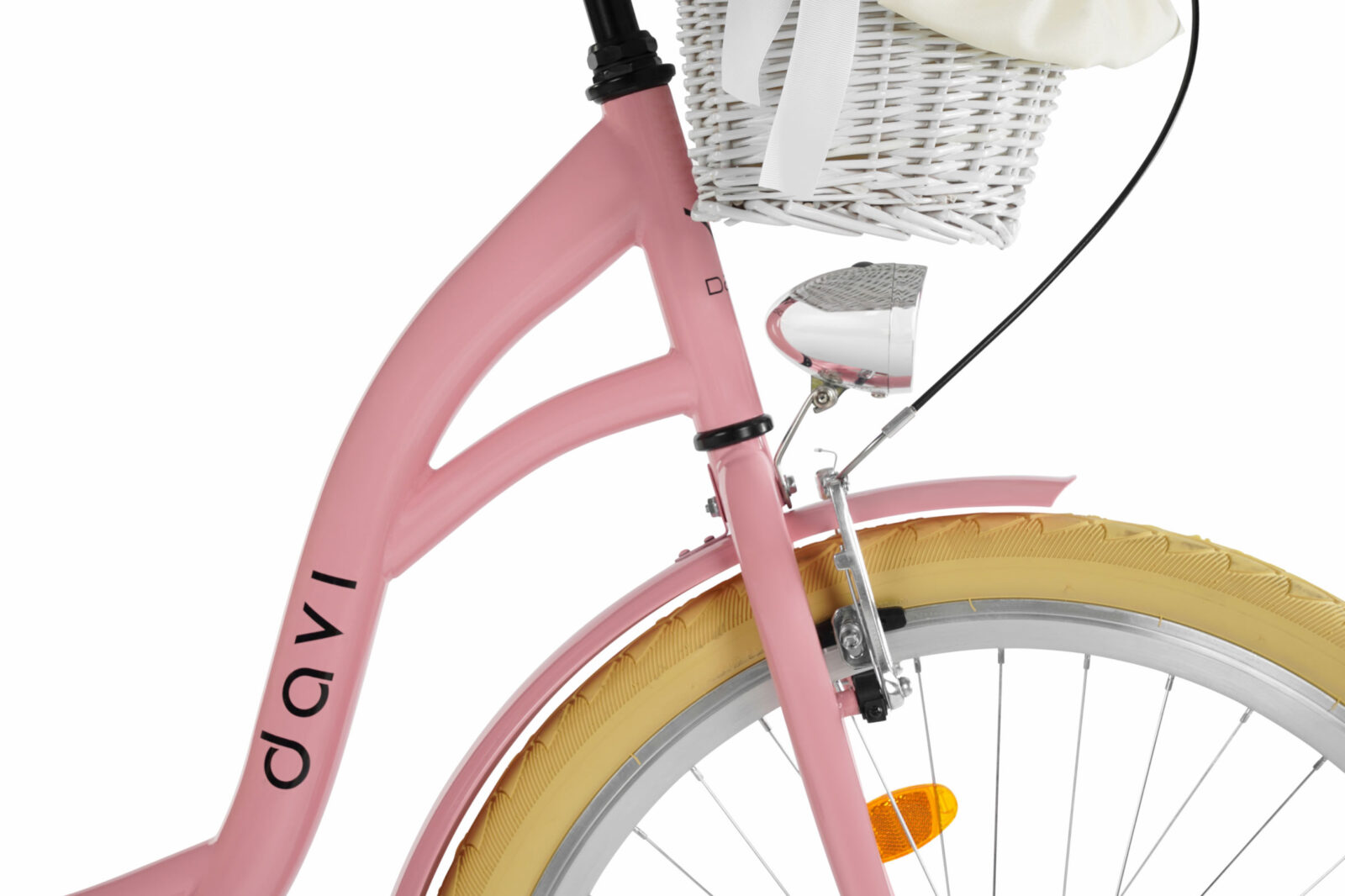 Rosa cykel med vit korg och gul däck.