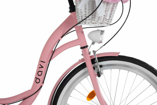 Rosa cykel med vit cykelkorg framtill.