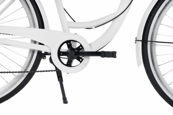 Vit cykelpedal och kedja, närbild.