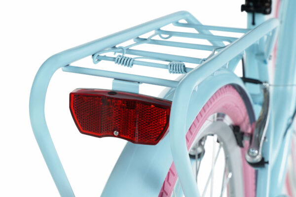 Cykelbelysning bak på ljusblå cykel