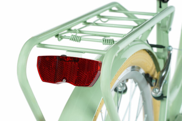 Cykel med pakethållare och röd baklykta.