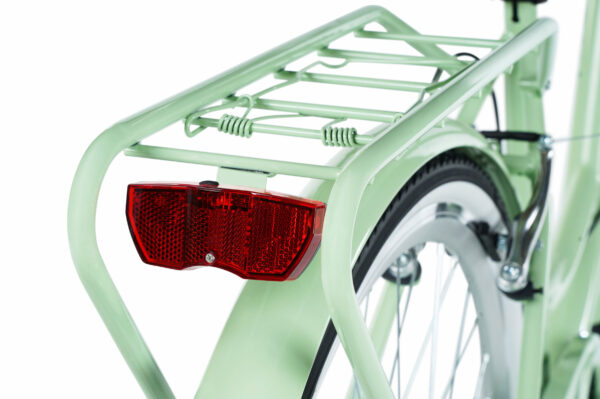 Närbild av cykelbelysning och pakethållare
